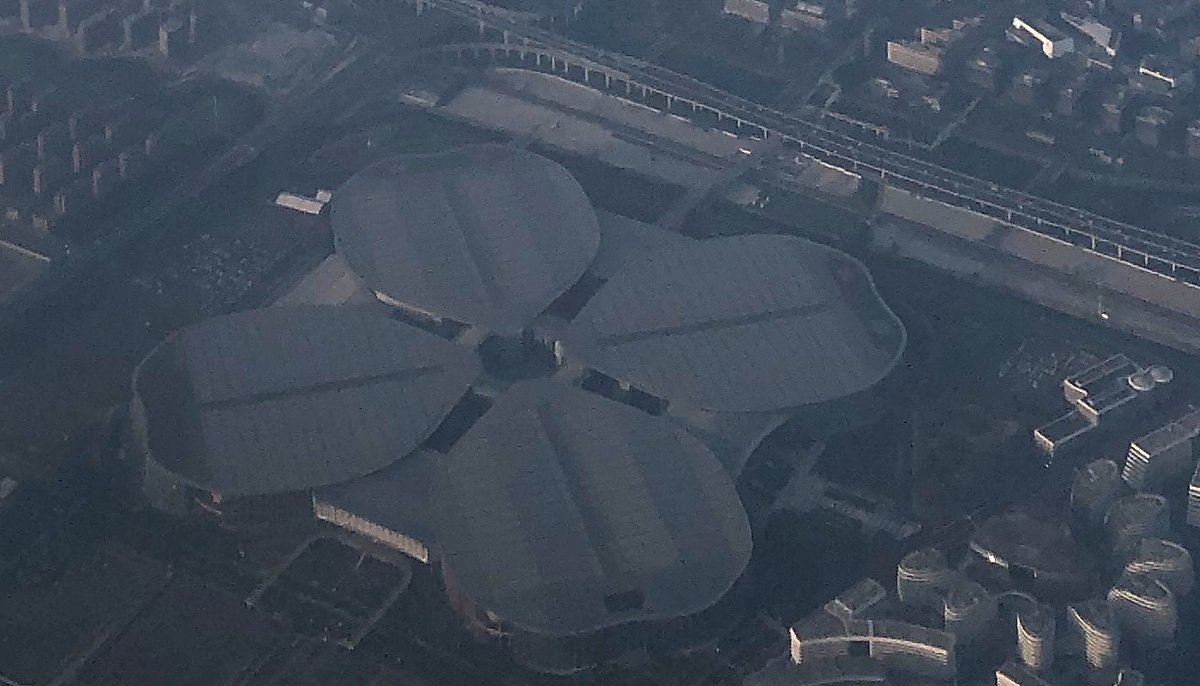 Luftfoto som viser de fire kløverbladene til National Exhibition and Convention Center i Shanghai